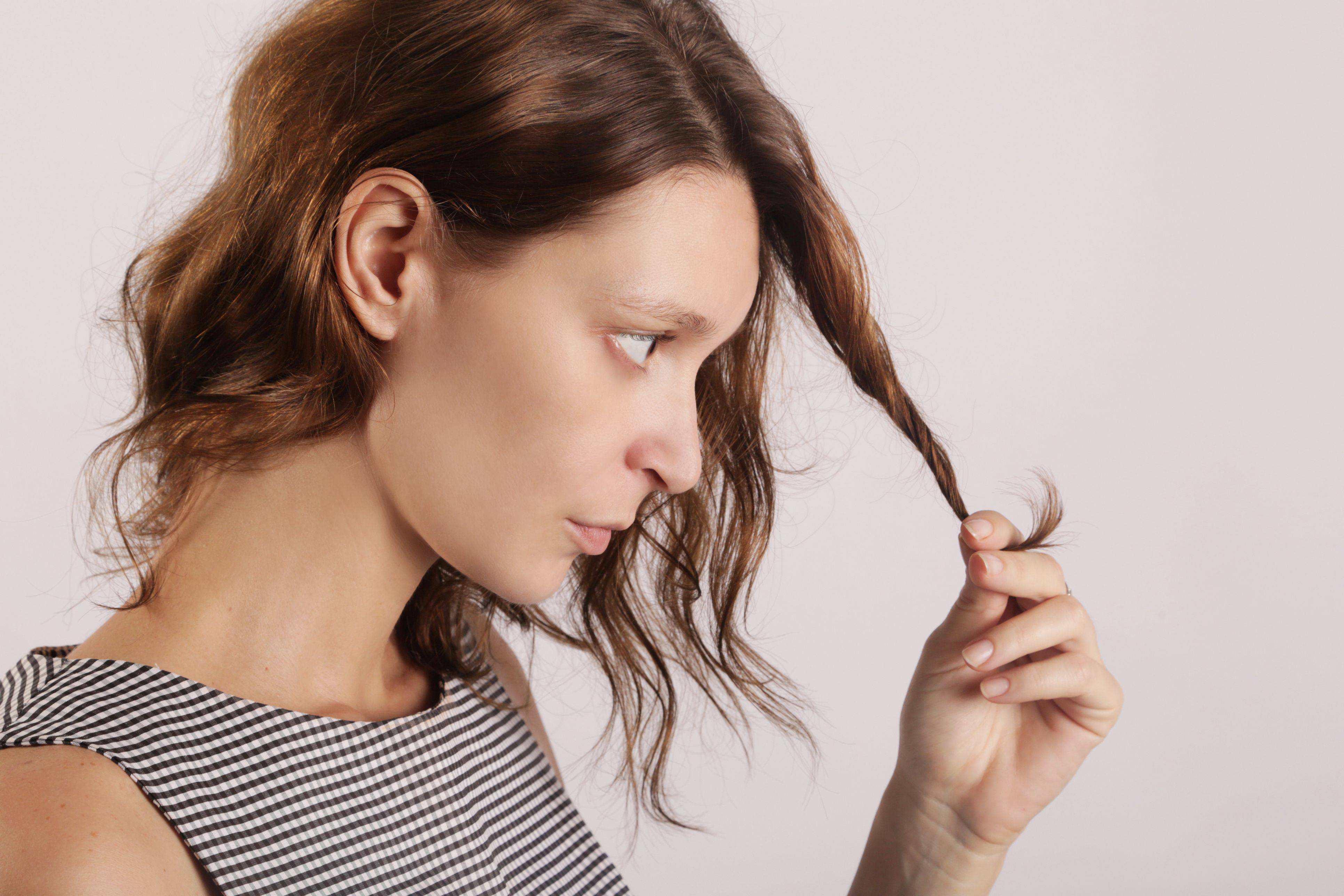 Descubra o que fazer para diminuir a oleosidade do cabelo