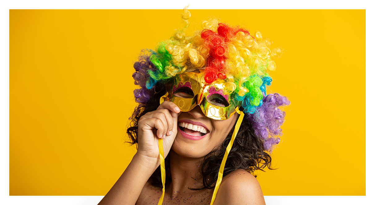 A alegria está no ar e no seu cabelo também. Conheça as 5 tendências de cores para o carnaval 2022.