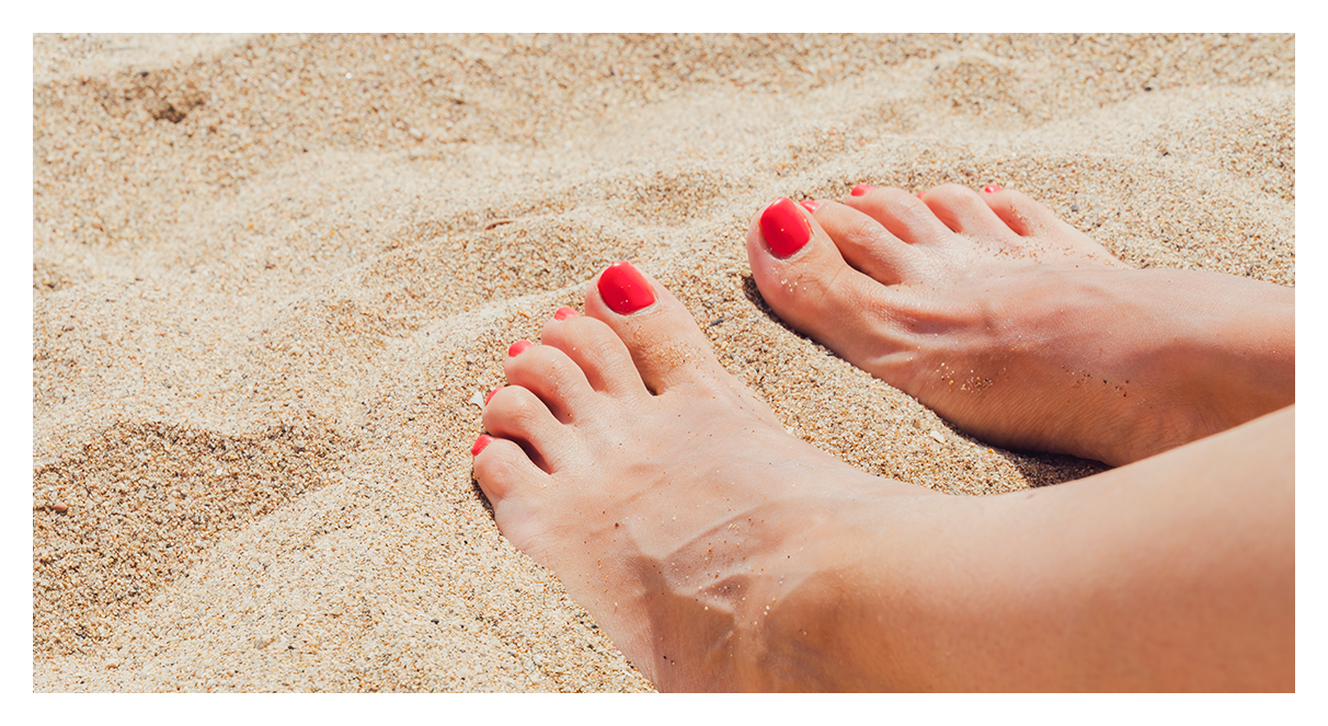 5 dicas para o esmalte durar mais nas unhas na praia e na piscina